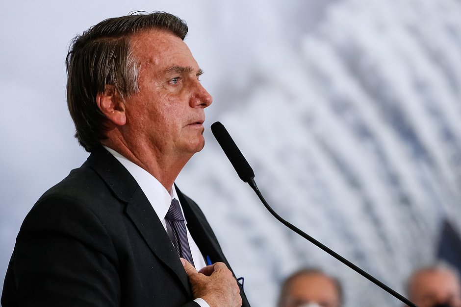 Com dores abdominais, Bolsonaro é levado para hospital e faz exames