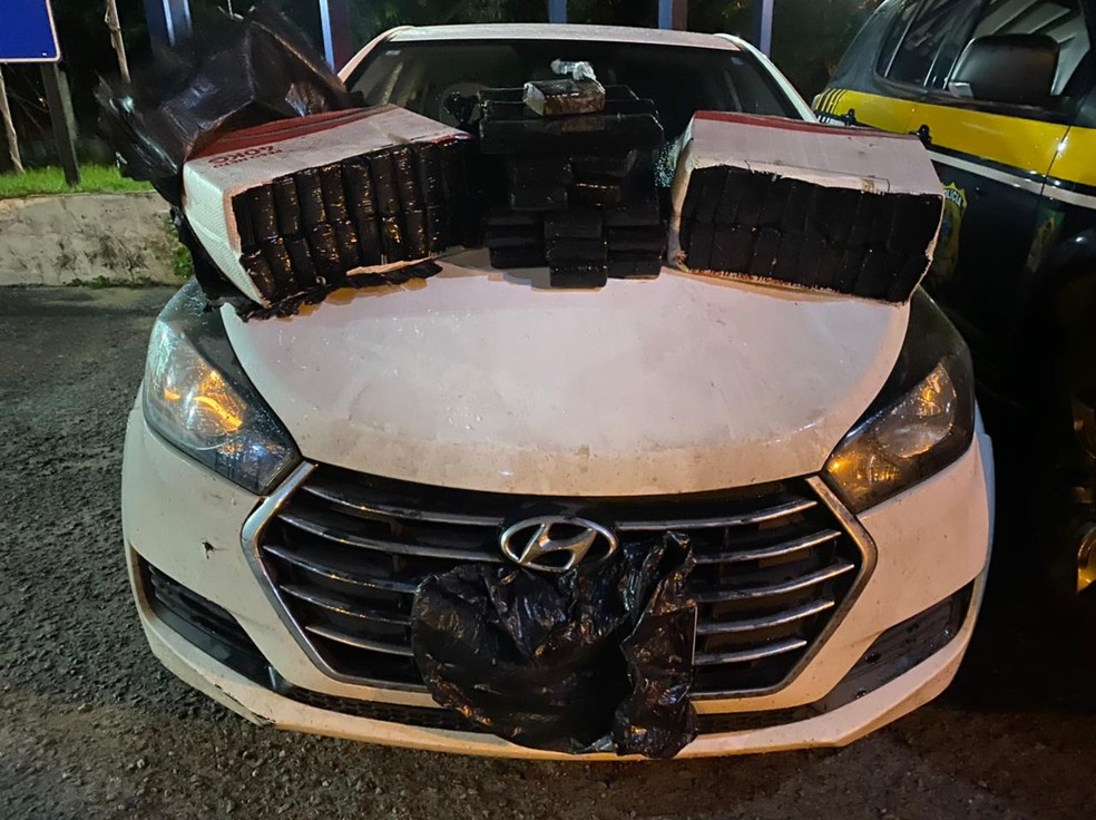 Jovens são presos com 65 quilos de maconha em porta-malas de carro