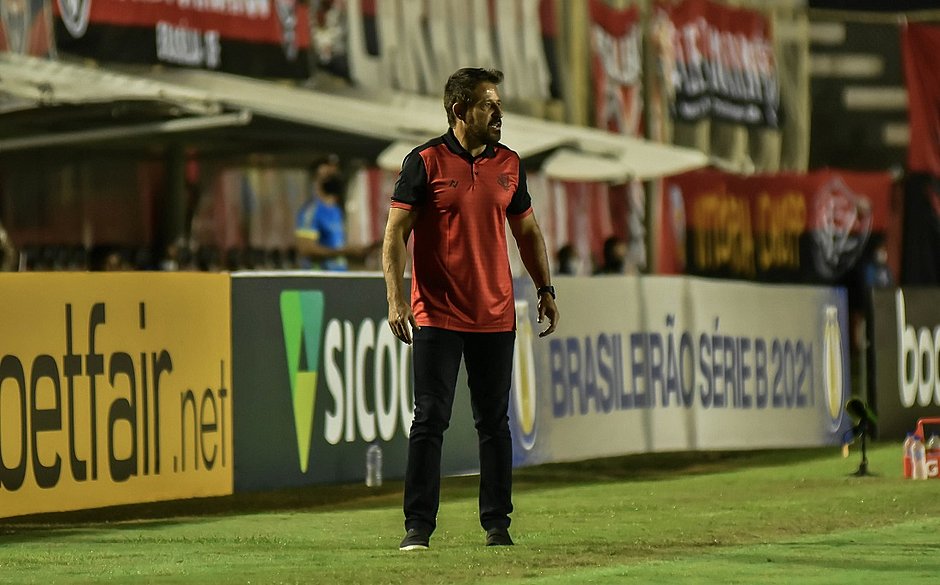 Ramon vê evolução do Vitória, mas lamenta falta de bons resultados