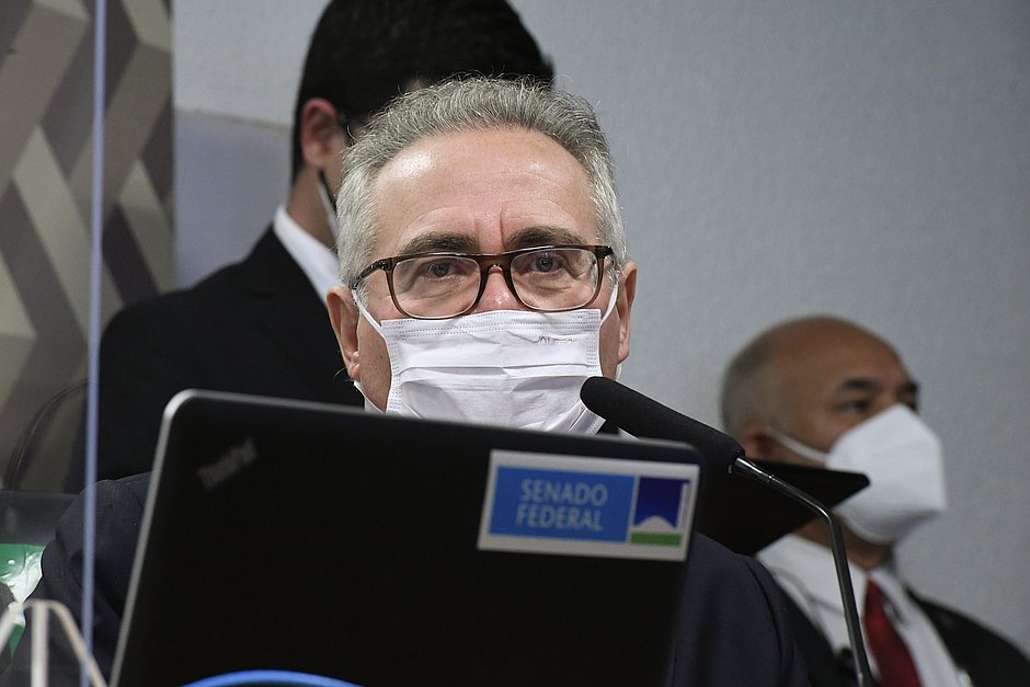 Renan diz que governo usa PF politicamente para influenciar na CPI da Covid