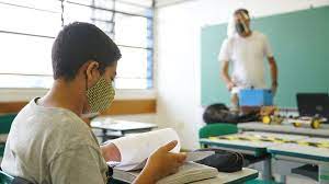 Professores estaduais terão corte de salário se não retomarem aulas, diz secretário