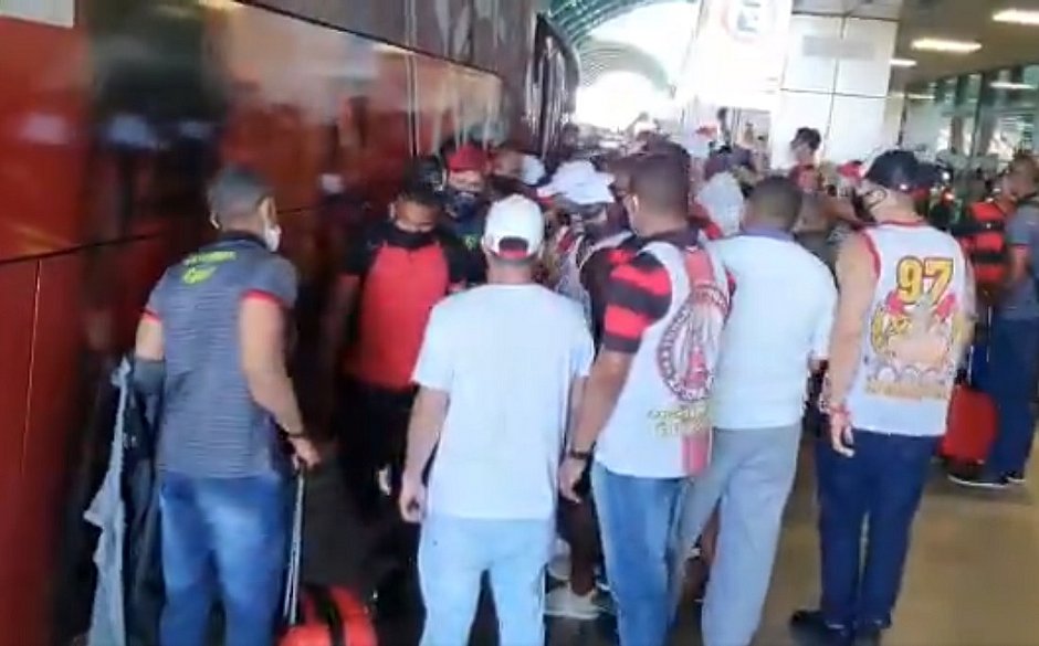 Equipe do Vitória é cercada em protesto de torcedores no aeroporto