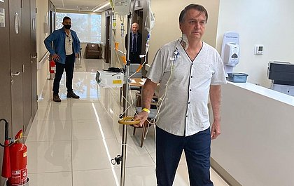 Sem máscara, Bolsonaro caminha no hospital: 'Em breve, de volta a campo'
