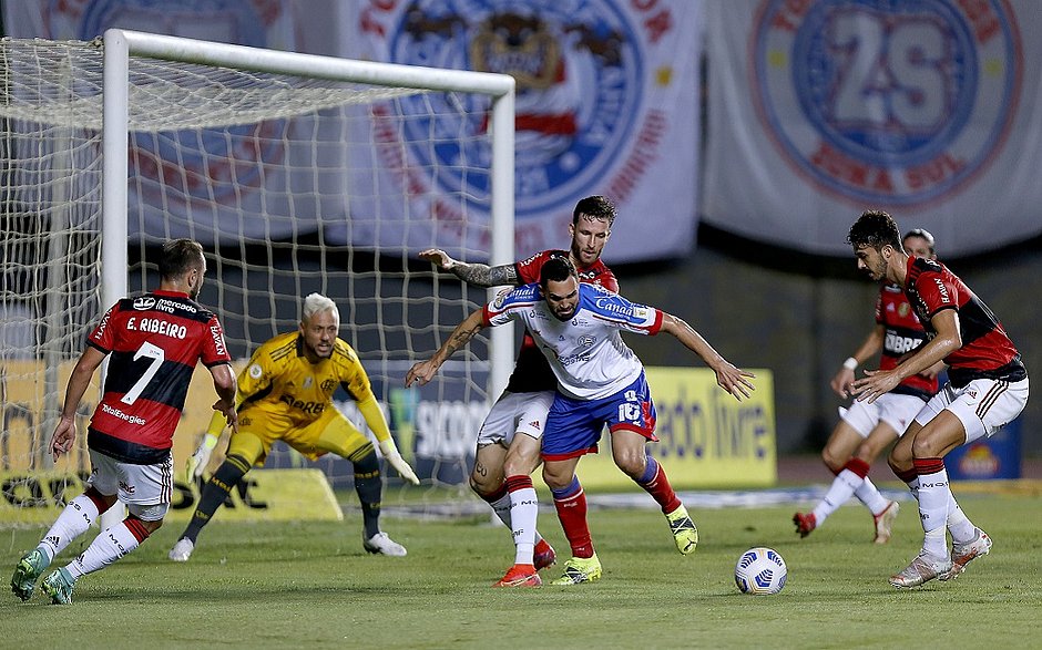 Gabigol marca três e Bahia é goleado pelo Flamengo em Pituaçu