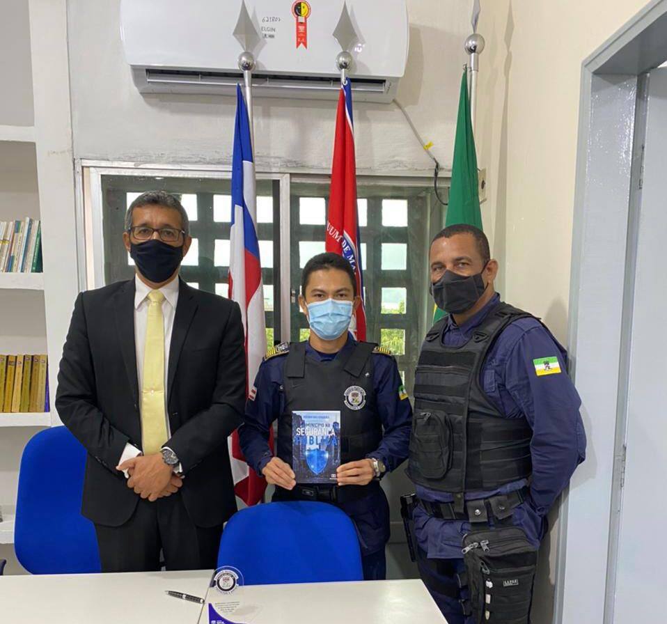 Comandante da Guarda Municipal recebe livro autografado sobre Segurança Pública