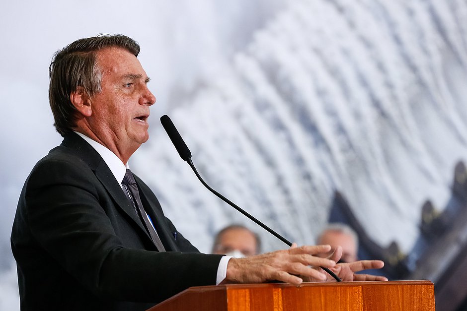 Vamos apresentar prova de fraude do segundo turno de 2014, diz Bolsonaro