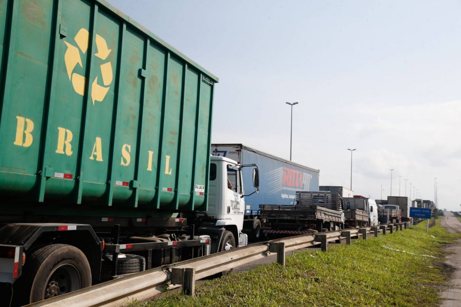 Divididos, caminhoneiros anunciam greve para cobrar governo Bolsonaro