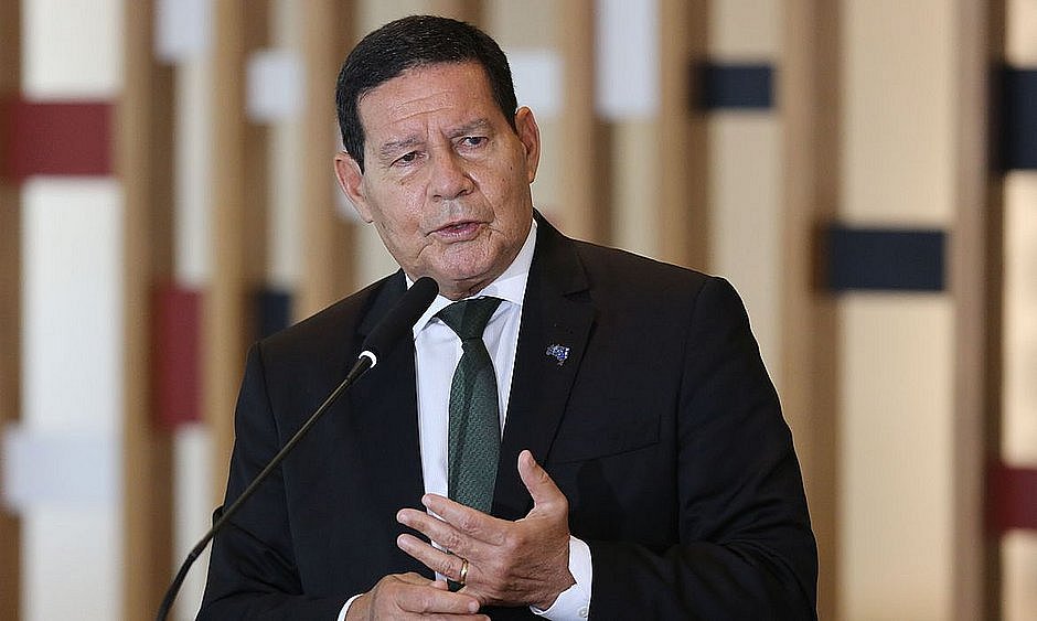 'É claro que vai ter eleição, não somos república de bananas', diz Mourão