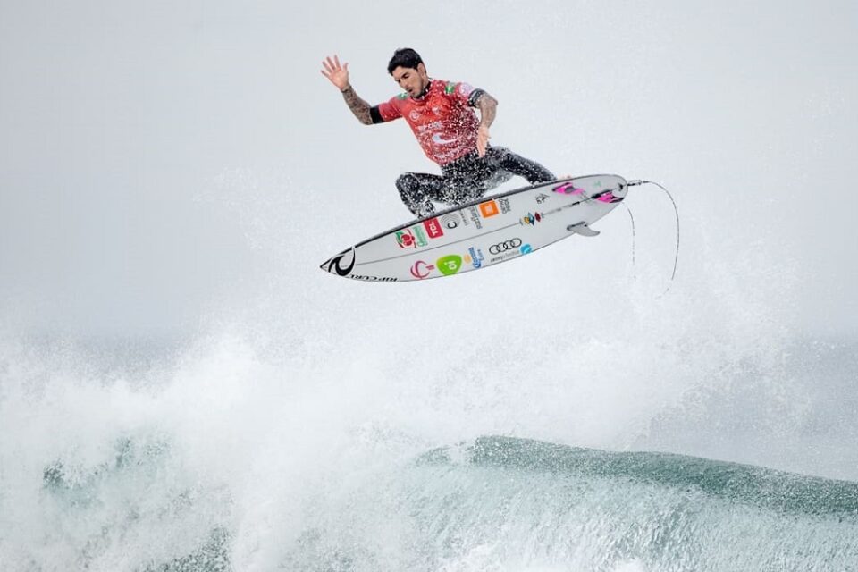 Gabriel Medina vai às quartas de final do surfe masculino