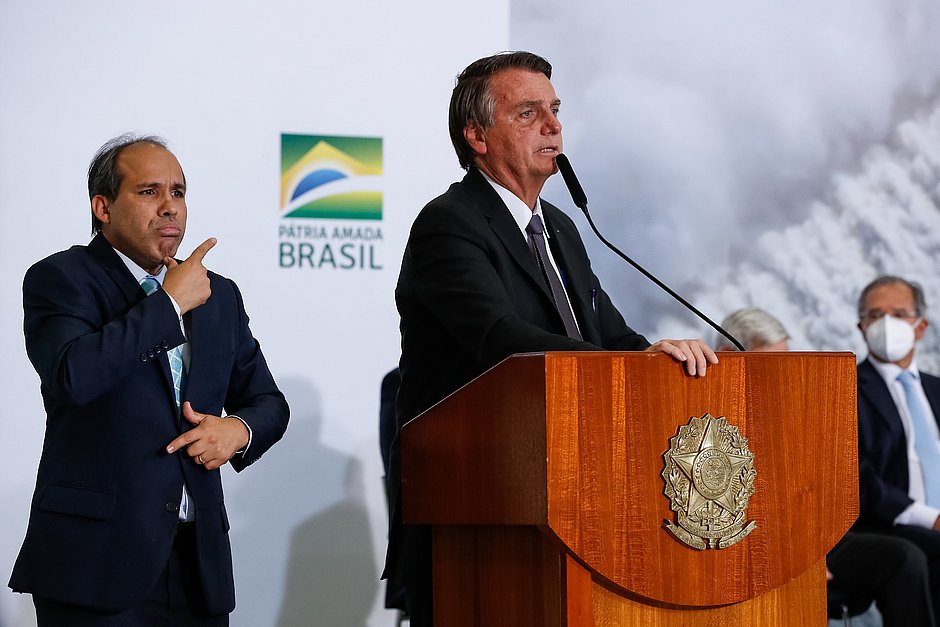 Bolsonaro veta projeto que liberaria remédios para câncer via planos de saúde