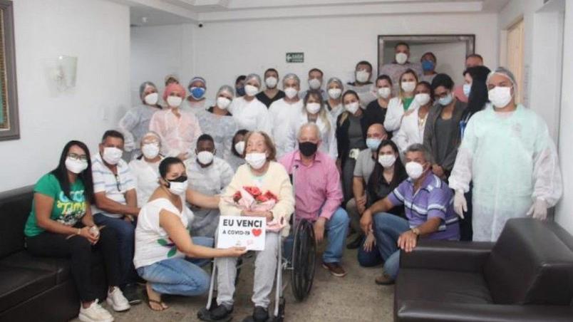 Idosa de 105 anos recebe alta após se recuperar da Covid-19 no Rio de Janeiro 