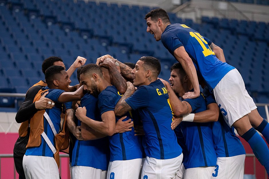 Brasil vence Arábia Saudita com 2 gols de Richarlison e avança em 1º do grupo