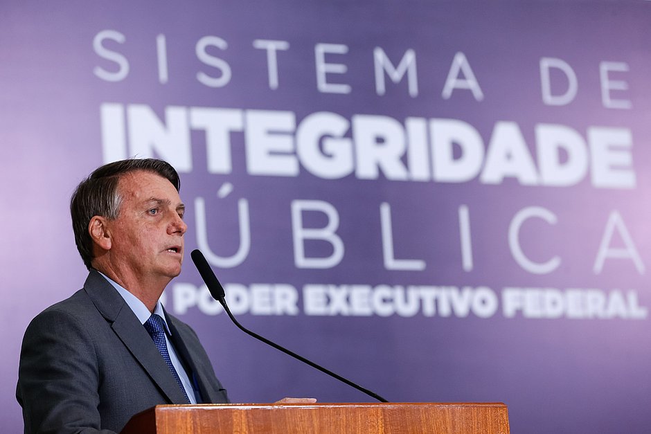 Tenho que ter partido, não sei se vou disputar a eleição, diz Bolsonaro