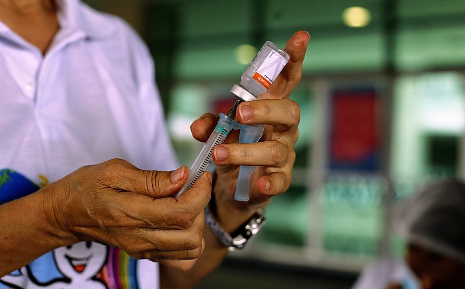 Salvador começa a vacinar pessoas de 33 anos contra a covid nesta quinta (29)
