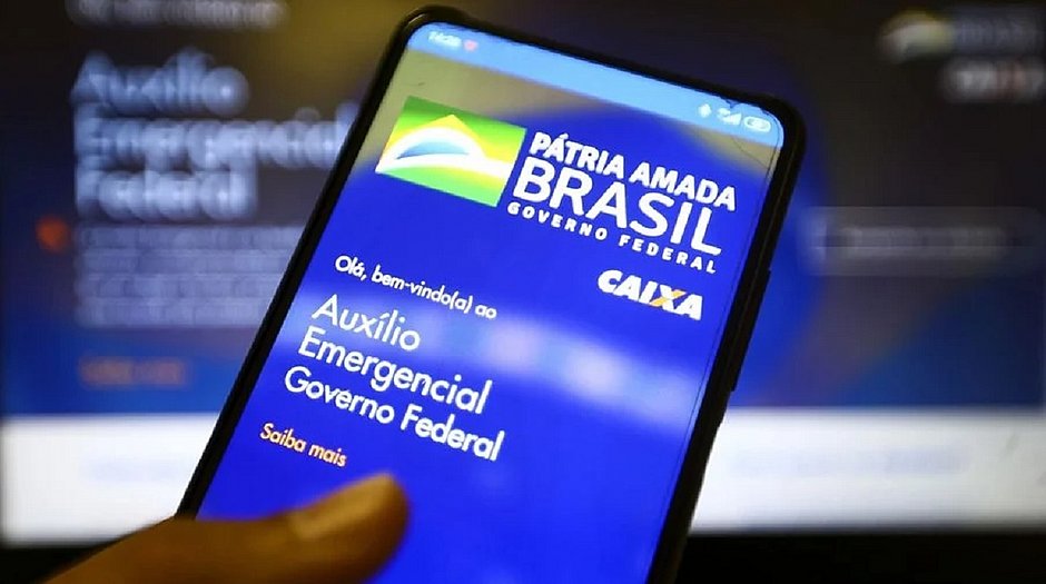 Bolsonaro diz que vai manter auxílio emergencial se pandemia continuar