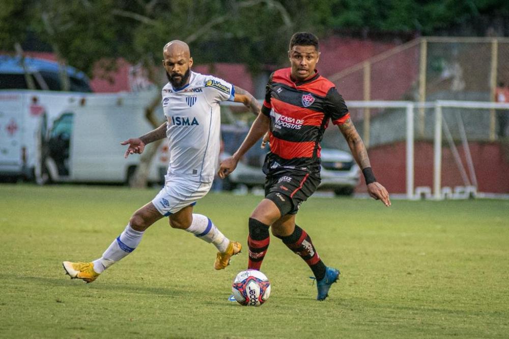 Com polêmica de arbitragem, Vitória e Avaí ficam no empate no Barradão