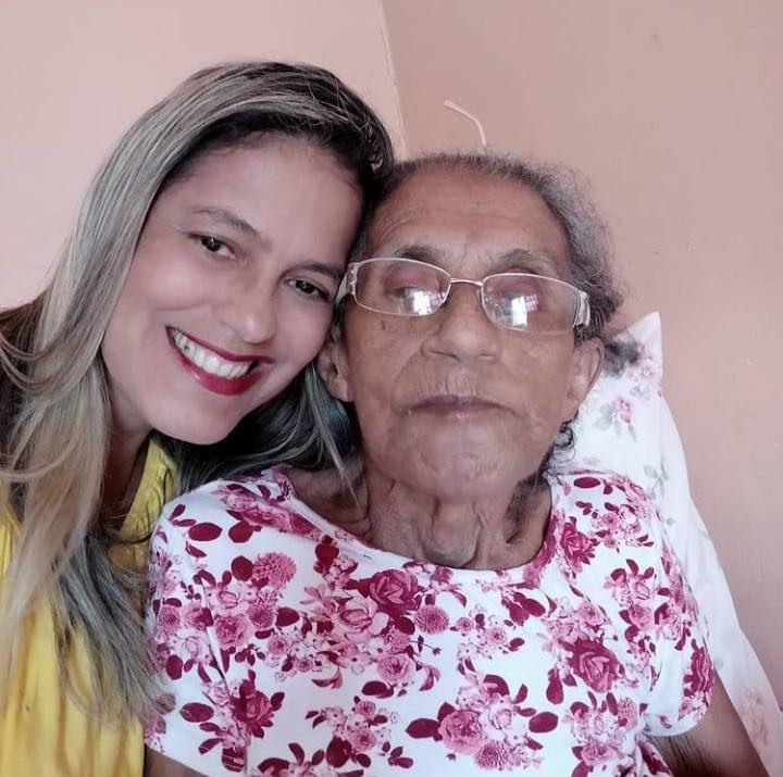 Filha faz apelo por cilindro de oxigênio para mãe de 82 anos receber alta
