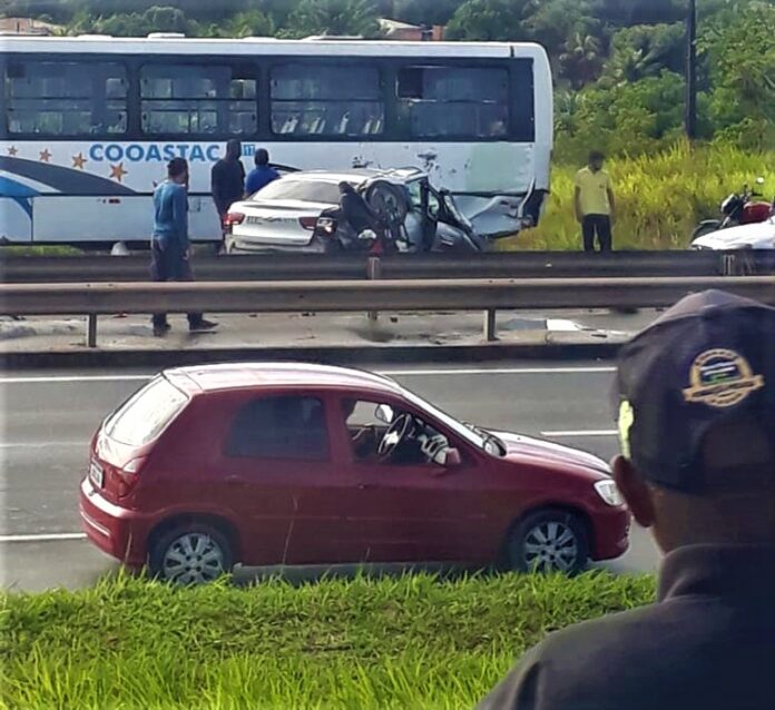 Motociclista se envolve em acidente na via Parafuso; trânsito ficou congestionado