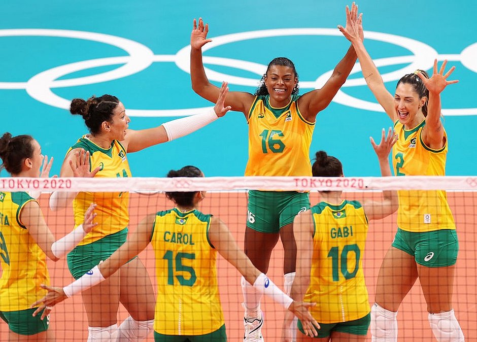 Brasil bate o Quênia e pega russas nas quartas do vôlei feminino