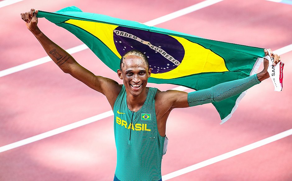 Alison dos Santos fatura medalha de bronze nos 400m com barreiras