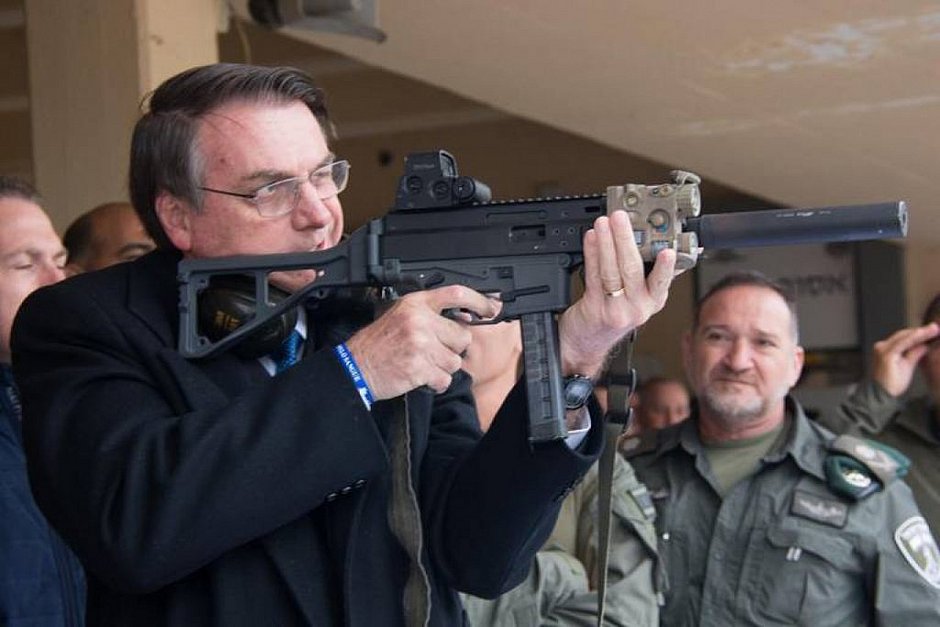 Bolsonaro diz que o povo precisa andar armado: 'Comigo é diferente'