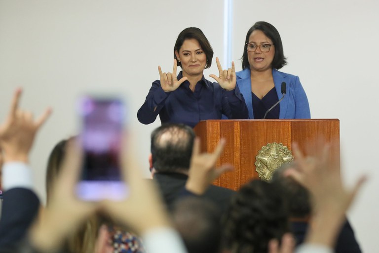 Governo sanciona projeto que insere linguagem de Libras no sistema educacional