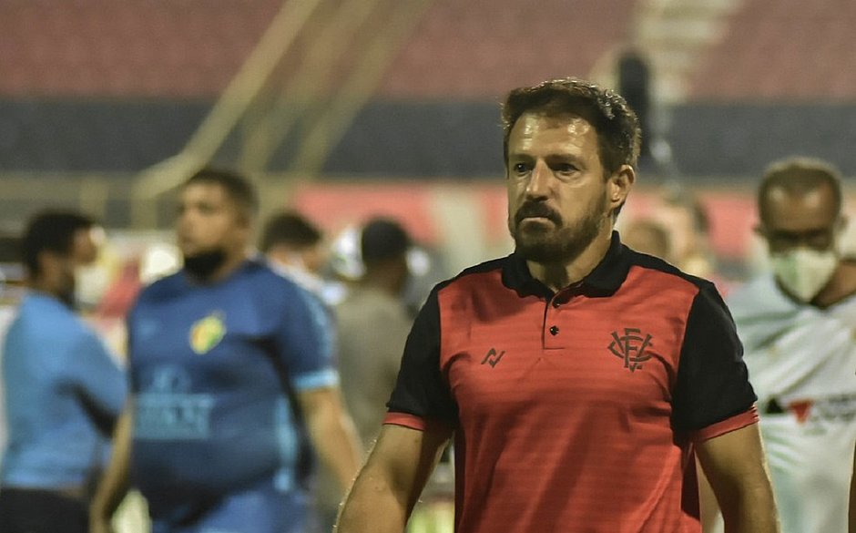 Após dois meses no cargo, Ramon Menezes é demitido do Vitória