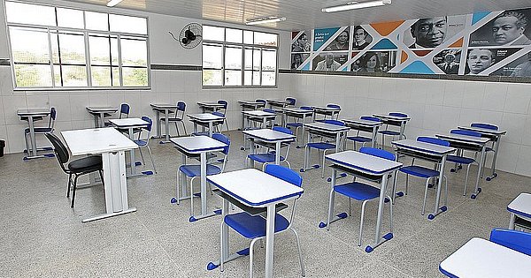 Escola de Dias d'Ávila suspende aulas após professora testar positivo