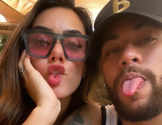 pela primeira vez desde Marquezine, Neymar apresenta namorada para família