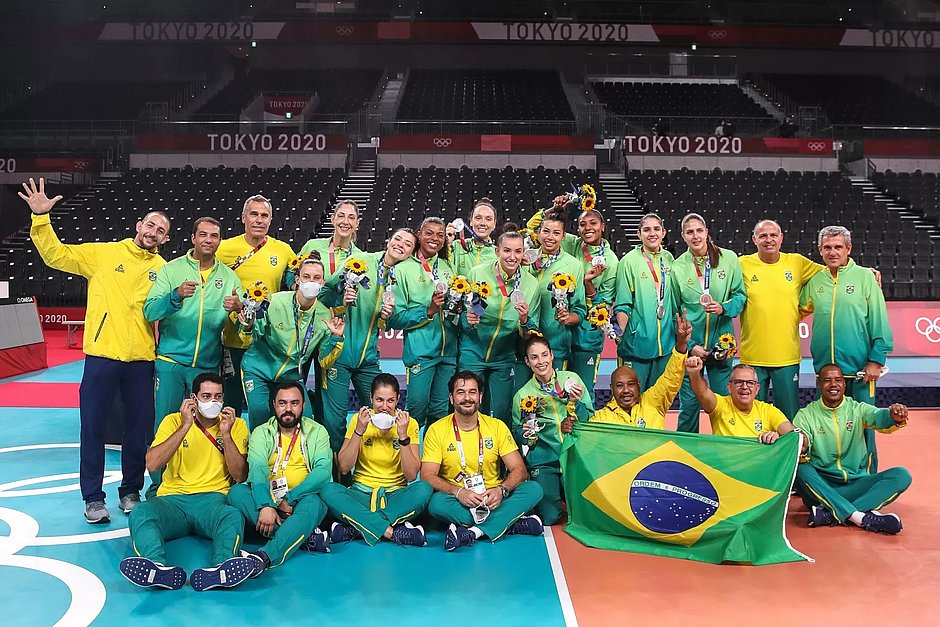 Brasil perde dos EUA e fica com a prata no vôlei feminino