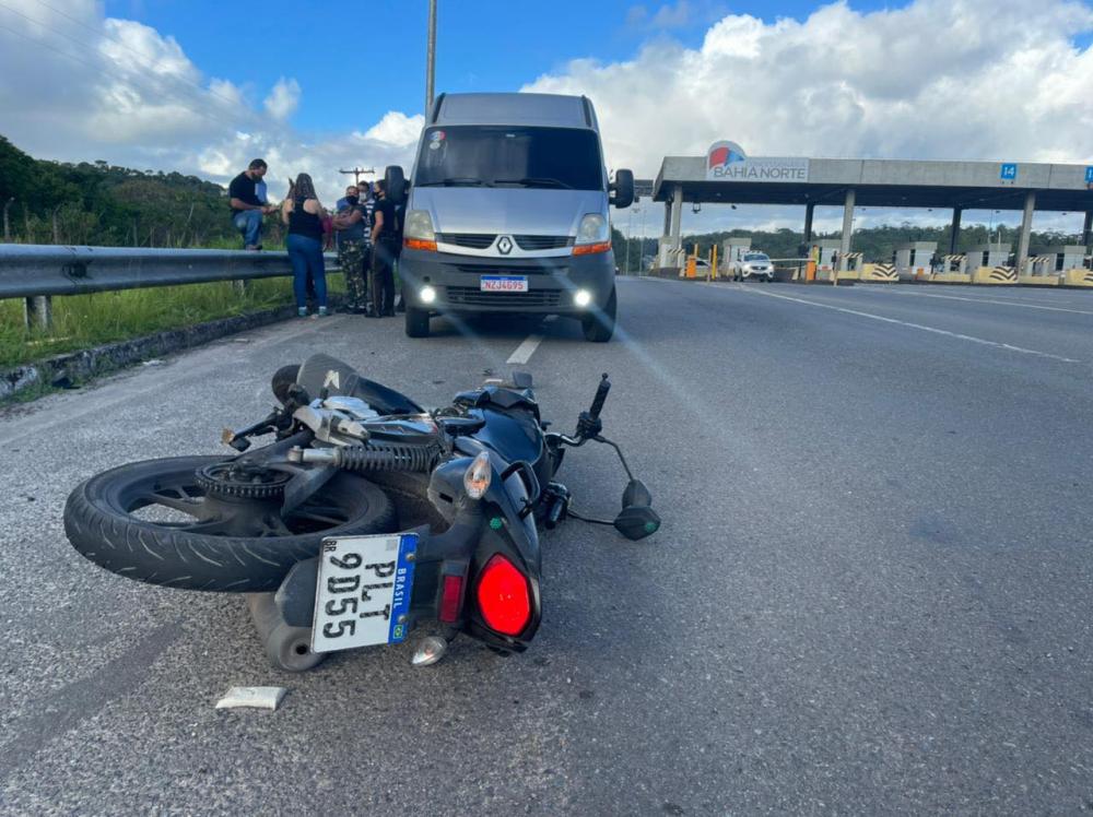 Motociclista é arremessado após atingir Van em praça de pedágio em Camaçari