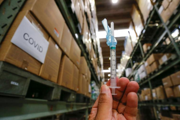 Bahia suspende aplicação de vacina da Pfizer por falta de seringas específicas