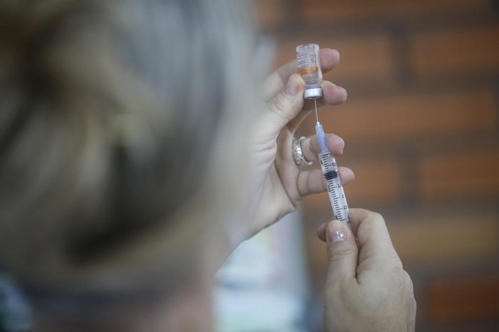 Idosos no Chile começam a tomar terceira dose da CoronaVac