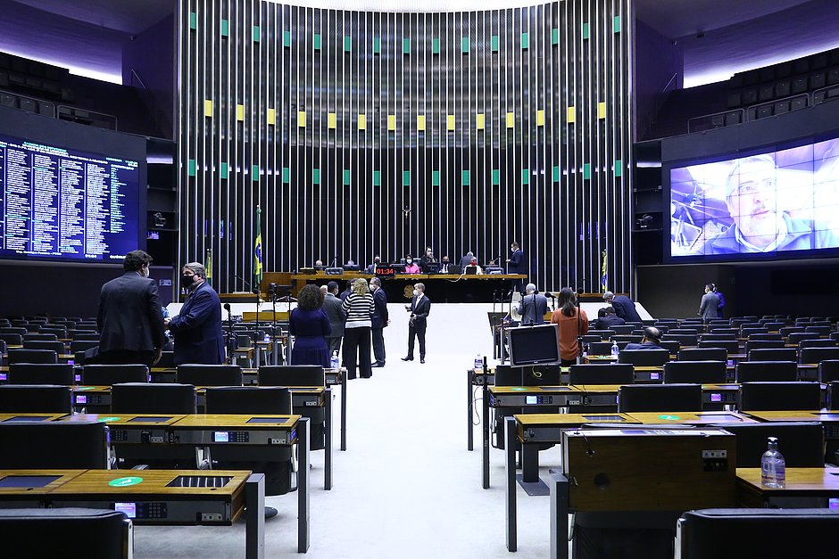 Câmara barra voto preferencial e fim do segundo turno na reforma eleitoral
