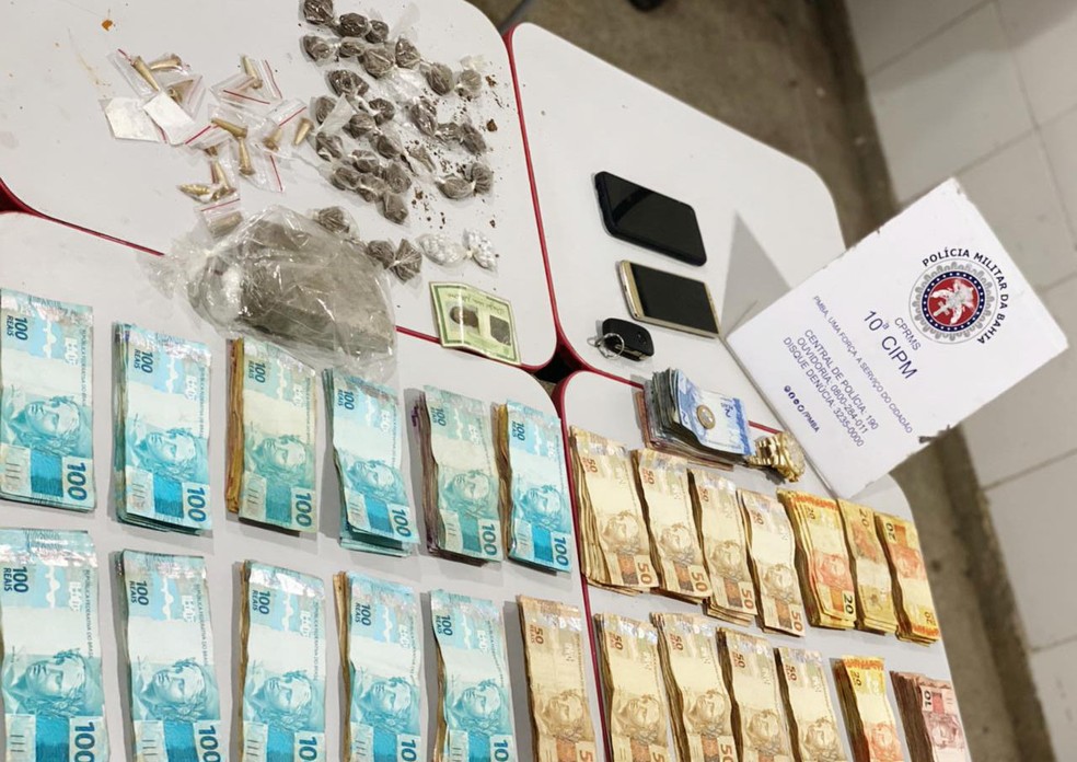 Quatro pessoas são presas suspeitas de tráfico de drogas e polícia apreende R$ 25 mil em dinheiro