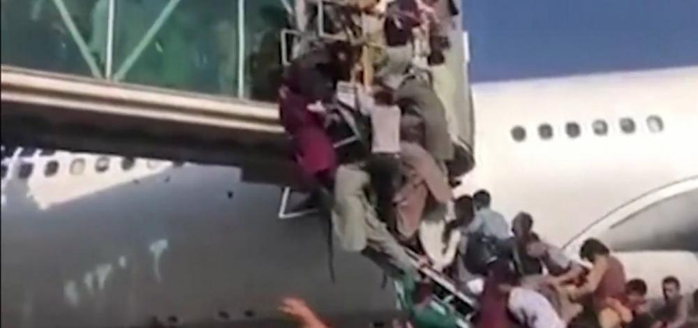 Voos militares são retomados no aeroporto de Cabul, no Afeganistão