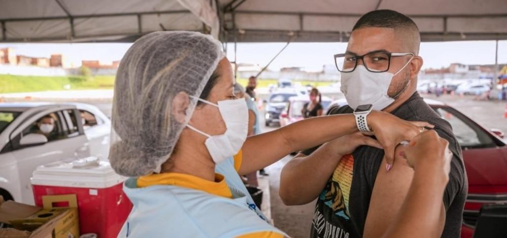Camaçari retoma aplicação da 1ª dose para pessoas com 25 anos ou mais
