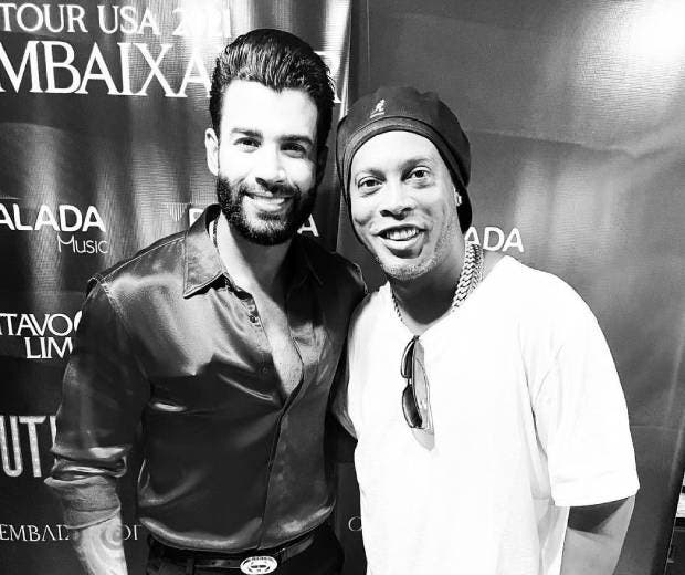 Gusttavo Lima recebe Ronaldinho Gaúcho em show em Miami: 'Que honra'
