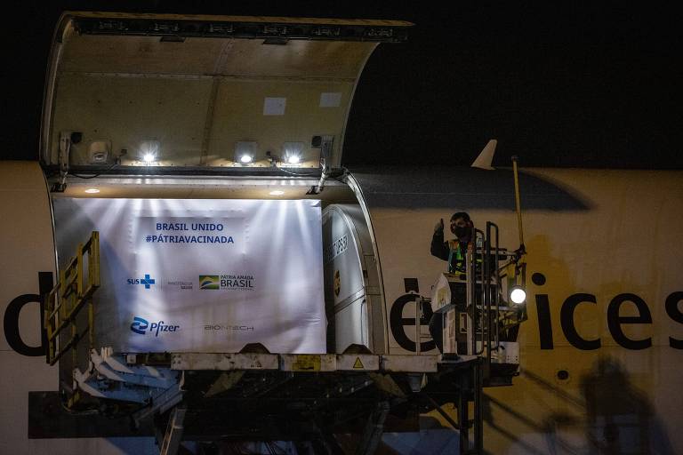 Pfizer entrega 2,1 milhões de doses de vacina contra Covid-19 ao Brasil 