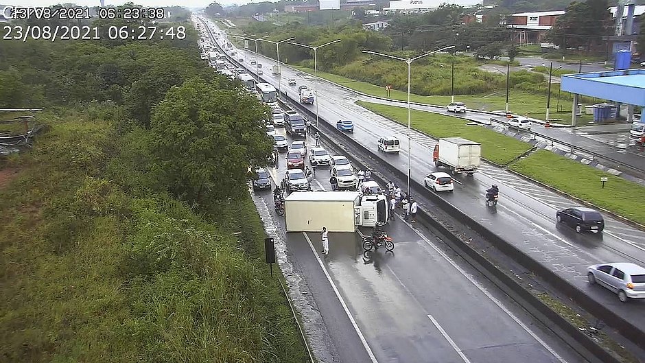 Caminhão tomba na BR-324 e via é interditada