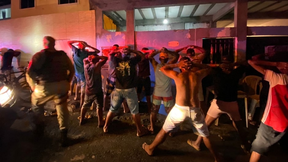 PM encerra festas ilegais com cerca de 100 pessoas em Lauro de Freitas
