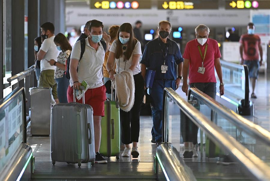 Com Coronavac, Espanha suspende quarentena e passa aceitar entrada de brasileiros vacinados