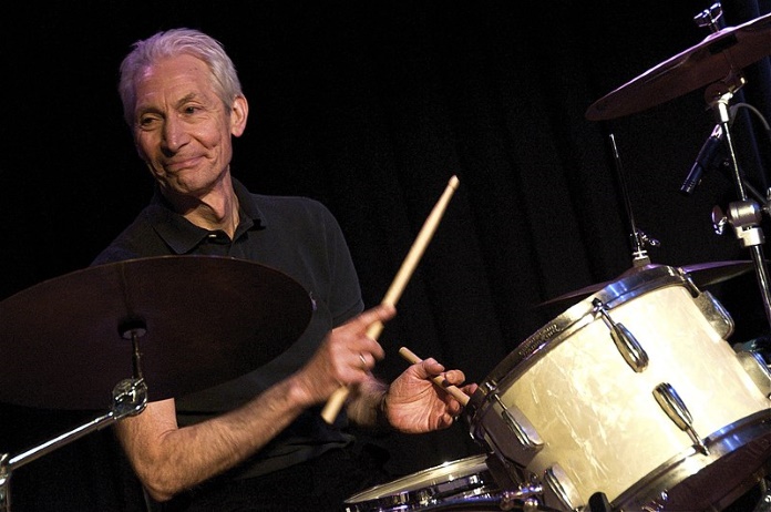 Charlie Watts, baterista do Rolling Stones, morre aos 80 anos
