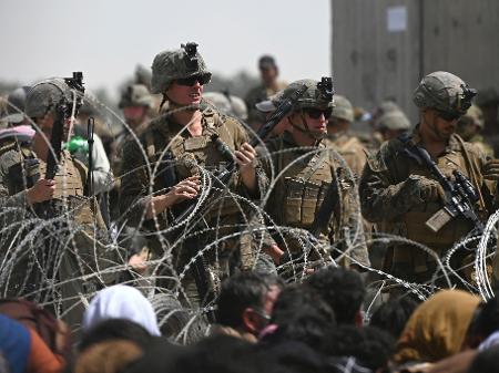 Ataque nos arredores do aeroporto de Cabul mata pelo menos 4 militares dos EUA