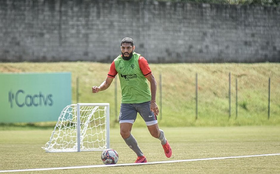 Com dois reforços, Vitória faz último treino antes de ida para Recife