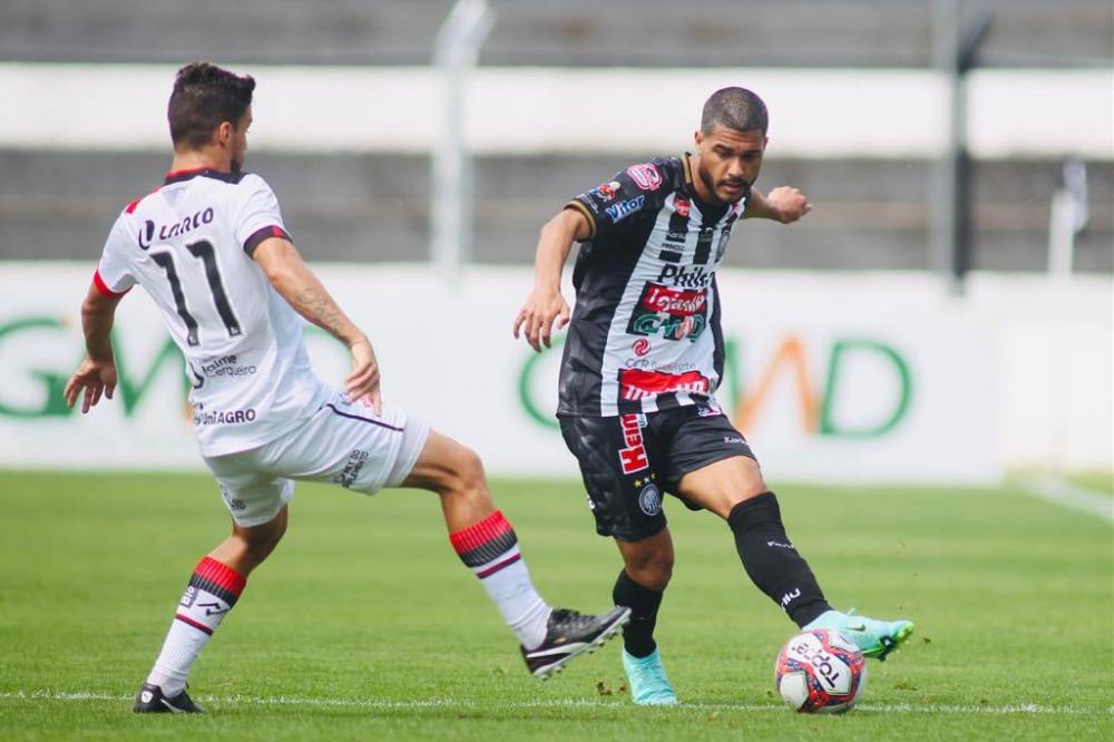 Vitória bate o Operário e conquista o primeiro triunfo fora de casa 