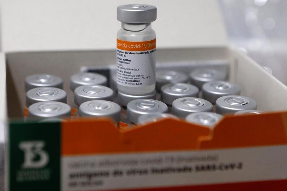 Anvisa manda Bahia suspender distribuição e uso de três lotes da Coronavac 