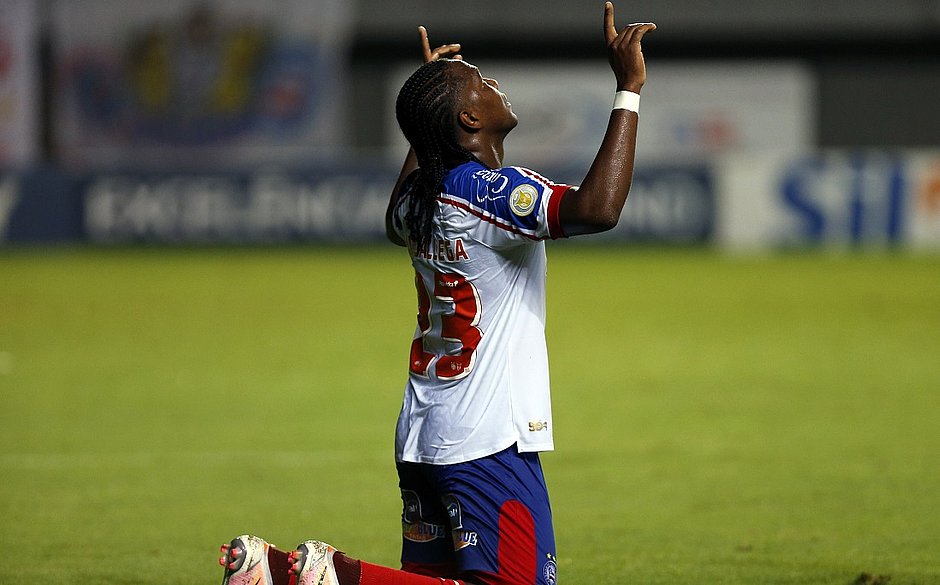 Autor de quatro gols, Rodallega canta e dança 'Ai se eu te pego'