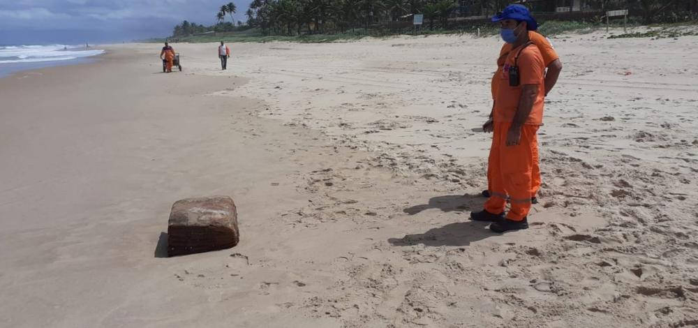 Mais uma 'caixa misteriosa' aparece em praia de Camaçari