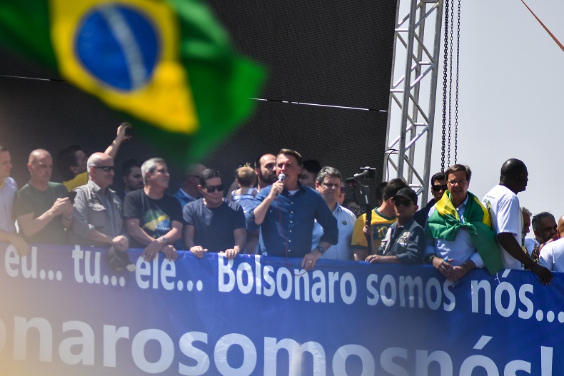Em discurso a apoiadores, Bolsonaro anuncia convocação do Conselho da República